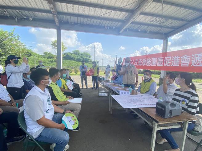 大武崙綠能園區促進會力挺綠能產業園區開發，今遞交連署書希望政府加緊開發腳步。(曹婷婷攝)