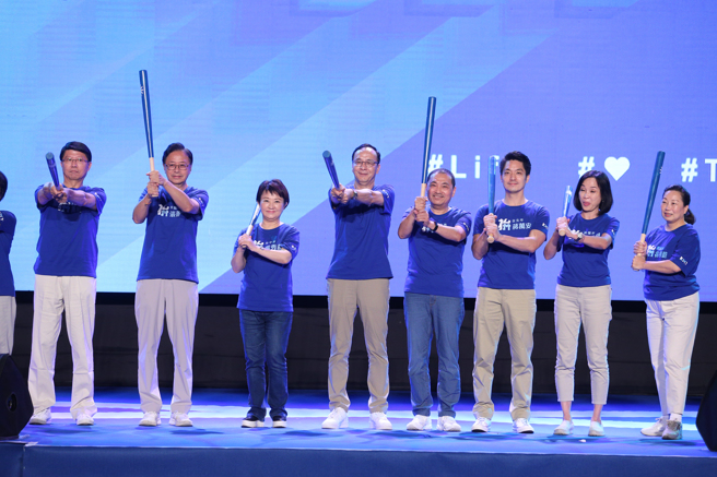 國民黨第21屆第2次全國代表大會28日在國立體育大學綜合體育館盛大舉行，黨主席朱立倫（左四）帶領黨籍縣市長參選人上台造勢。（黃世麒攝）