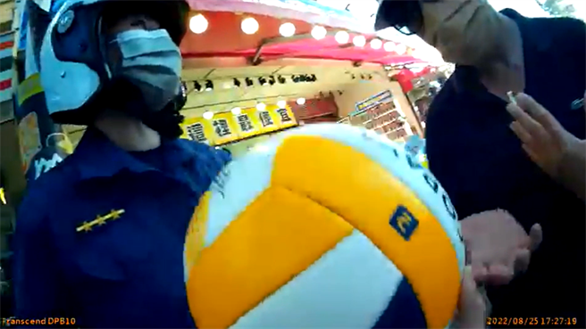 67岁的林姓男子趁活动厂商未注意时，趁机窃取存放在沙滩货柜里的排球，并沿路发放送给路人。（高市鼓山分局提供／杨舒婷高雄传真）