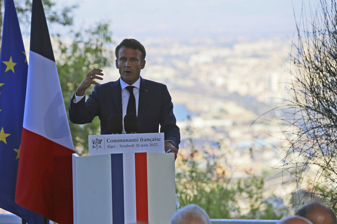 法国总统马克宏（Emmanuel Macron）造访曾为法国殖民地的阿尔及利亚，以期修补陷困的双边关系。（图/ 美联社）