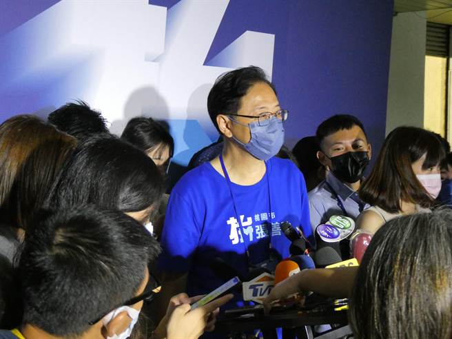 民進黨前立委鄭寶清昨天宣布脫黨參選桃園市長，國民黨桃園市長參選人張善政今受訪表示，這件事情顯現民進黨失去靈魂，民進黨的黨員就失去了向心力。張也強調，他不對鄭參選作選情評估，現在就是戰兢兢一步一腳印充實支持力量。（周志豪攝）