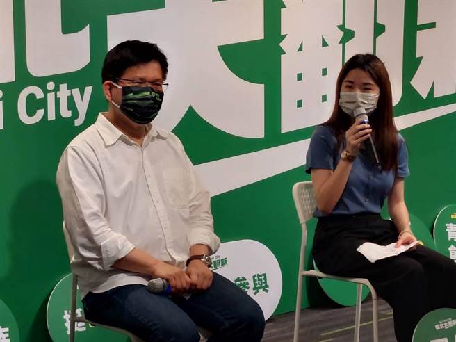 民进党新北市长参选人林佳龙与文化大学学生谈「居住正义」，批侯友宜是包租公。（陈慰慈摄）