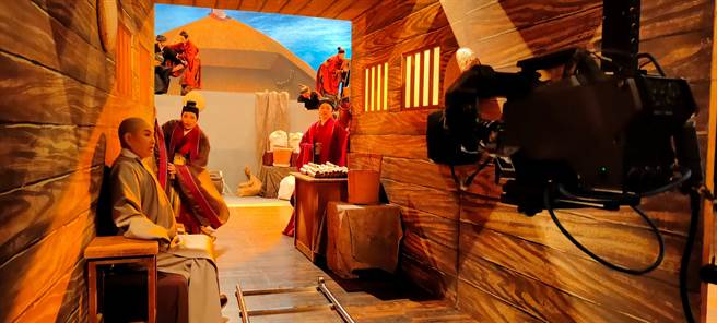 圆仁法师船行遇风浪棚内搭景拍摄。（大爱提供）