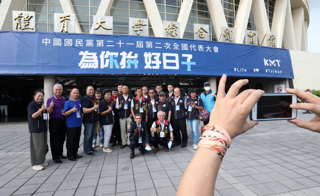中國國民黨第二十一屆第二次全國代表大會28日在國立體育大學綜合體育館盛大舉行，黨代表們陸續抵達會場，並在今年主軸「為你拚好日子」的布幕前合影。（劉宗龍攝）