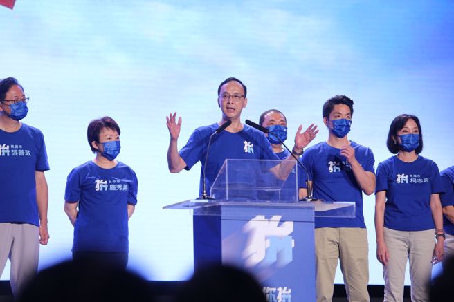 國民黨第21屆第2次全國代表大會28日在國立體育大學綜合體育館舉行，黨主席朱立倫（左三）上台發表演說。（黃世麒攝）