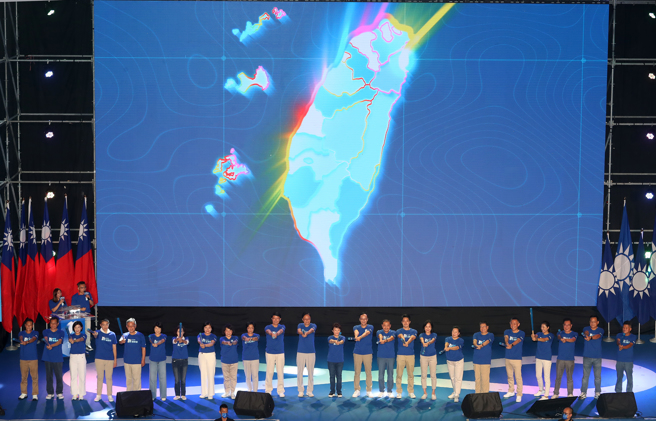 中國國民黨第二十一屆第二次全國代表大會28日在國立體育大學綜合體育館盛大舉行，黨主席朱立倫（右十一）率22縣市長參選人一起揮棒出擊轟出全壘打，期許年底地方九合一選舉獲得勝選。（劉宗龍攝）