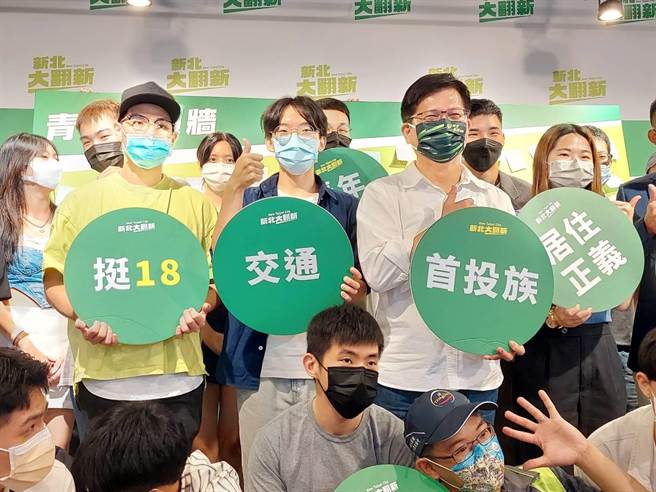 抢攻首投族！民进党新北市长参选人林佳龙提出，若当选将推动青年议会15岁即可参与。（陈慰慈摄）
