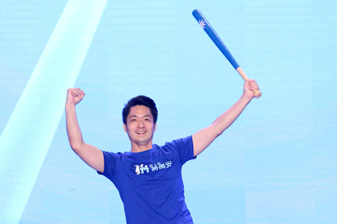 國民黨第21屆第2次全國代表大會28日在國立體育大學綜合體育館舉行，台北市長參選人蔣萬安上台揮棒造勢。（黃世麒攝）