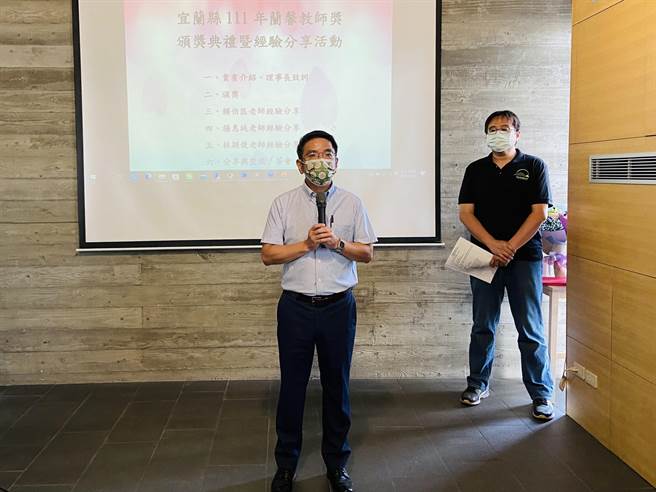 宜兰县长候选人江聪渊今出席兰馨教师奖颁奖典礼时，致词表示承诺给足代理教师12个月薪资。（吴佩蓉摄）