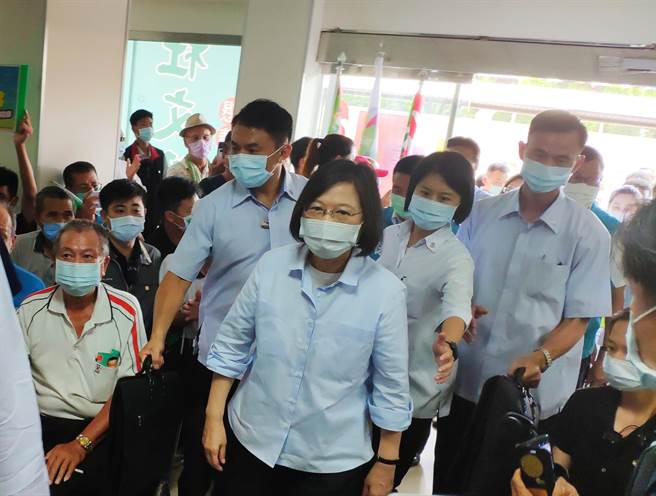 蔡英文今天南下苗栗为县长参选人徐定祯等人站台。（李京升摄)