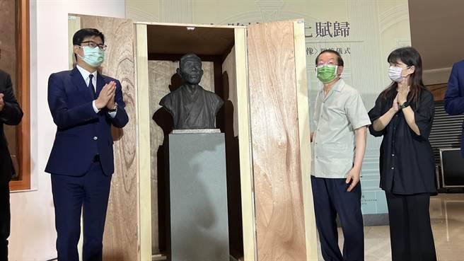 山本悌二郎先生銅像於28日在高雄市長陳其邁、駐日代表大使謝長廷、文化部次長李靜慧、高雄市長陳其邁、副市長史哲致的見證下，於高雄市立美術館完成賦歸開箱。（柯宗緯攝）