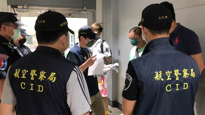 16名从缅甸KK园区获释国人，在我方驻泰代表处与泰国移民局协助下返台，有3名人蛇暗藏其中。（翻摄画面）