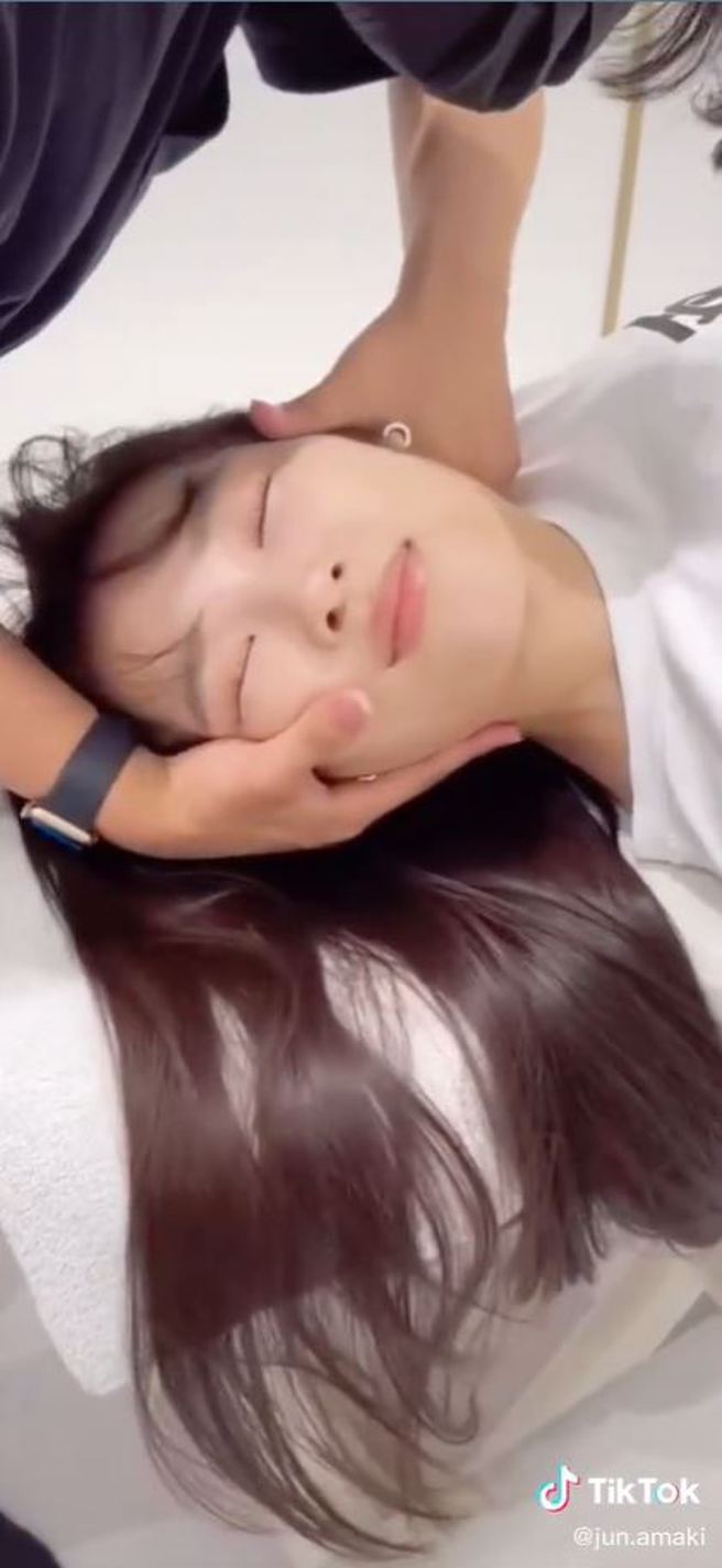 天木纯被整骨似乎十分舒服。(图/天木纯 抖音)