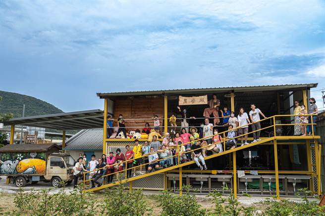 花莲寿丰乡丰田「五味屋」欢庆14周年，将閒置空间打造农事学习场域「农学愿」作为生日礼物，盼藉此让在农村生活学习的人愿意留下并吸引更多人聚集，替乡村增添年轻活力。（五味屋提供／罗亦晽花莲传真）