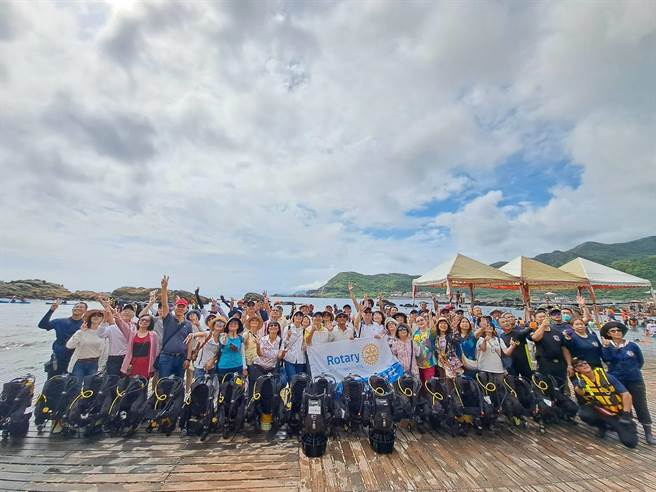 台北福齡扶輪社捐贈裝備、經費給搜救分隊。（新北市消防局提供／李奇叡新北傳真）