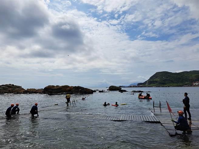 今日上午8時30分於龍洞灣海洋公園辦理捐贈裝備驗收展示暨水域救災能量演練。（新北市消防局提供／李奇叡新北傳真）