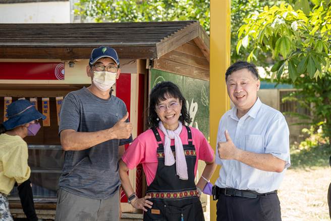 花莲寿丰乡丰田「五味屋」创办人、国立东华大学环教中心主任顾瑜君（中）表示，五味屋的信念就是活用乡村所拥有的资源，与孩童一起把日子过得更好，她也期望农学愿的启用，让村庄生活更丰富、有趣。（五味屋提供／罗亦晽花莲传真）