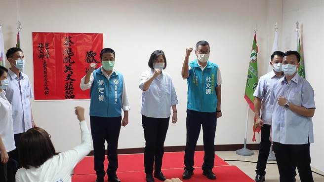 蔡英文帮徐定祯、杜文卿站台。（李京升摄)