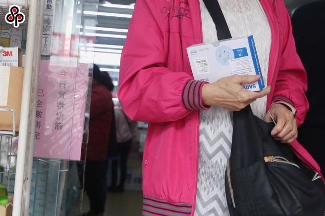 65岁以上长者9月1日起免费提供每人5剂快筛，有药师表示，下单后至少7天才会到货，指挥中心公布新政策隔周就要上路，实在让人措手不及。图为民眾购买快筛试剂资料照。（本报资料照片）
