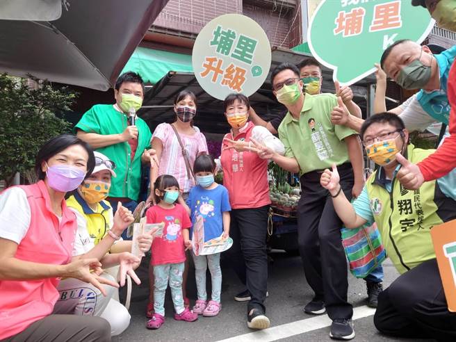 南投县长参选人蔡培慧持续「百里前行」活动，28日前往埔里扫街。（蔡培慧提供／陈淑娥南投传真）