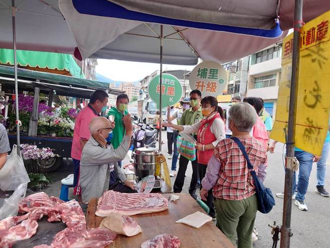 南投县长参选人蔡培慧持续「百里前行」活动，28日前往埔里扫街。（蔡培慧提供／陈淑娥南投传真）