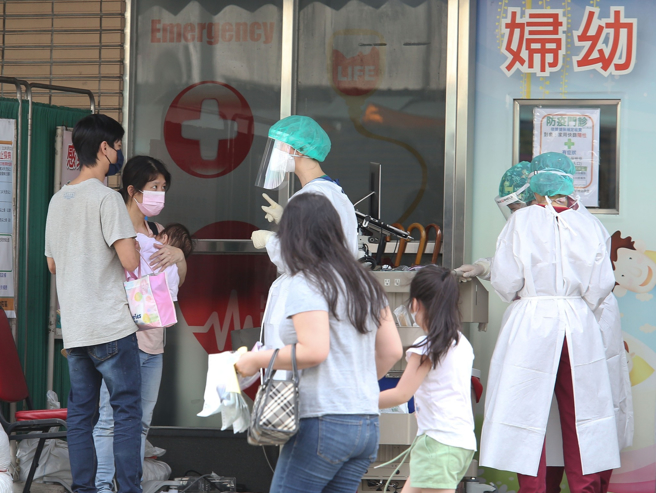 图为民眾带孩子看医生。(资料照)