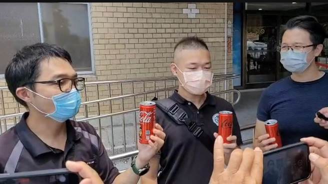 殉职警凃明诚的20名警专同学选在头七法会，到灵堂致哀，并带着凃男生前最爱喝的可乐前往祭拜。（读者提供／程炳璋台南传真）