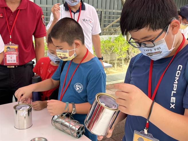 「什么？菸蒂也会烧」的关卡中，各小组将纸张揉成团、撕成片状塞进垃圾桶中，再丢下未熄灭的蚊香，让学童观察小火苗如何演变成大火。（陈梦茹摄）