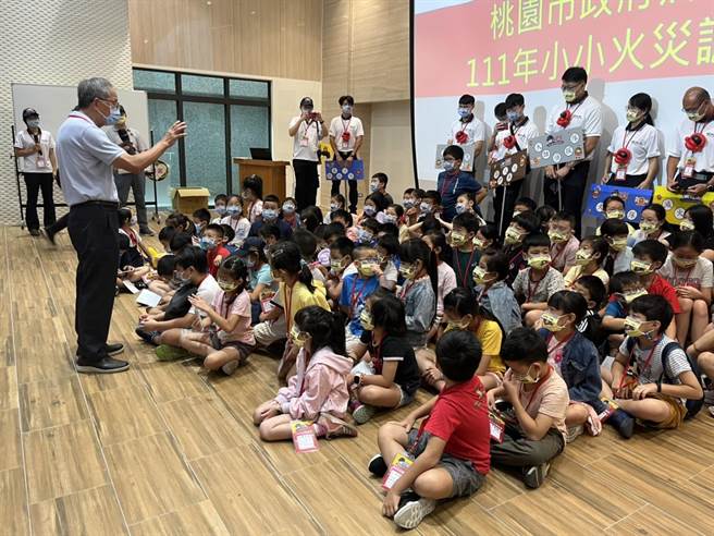 消防局长谢吕泉表示，盼这次参加活动的学童可以满载而归，更期待能激发学童对自然科学的兴趣。（陈梦茹摄）