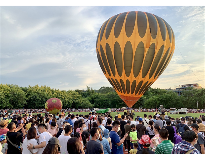 热气球嘉年华音乐会28日逾10万人次进入参加。（台中市政府提供／张妍溱台中传真）