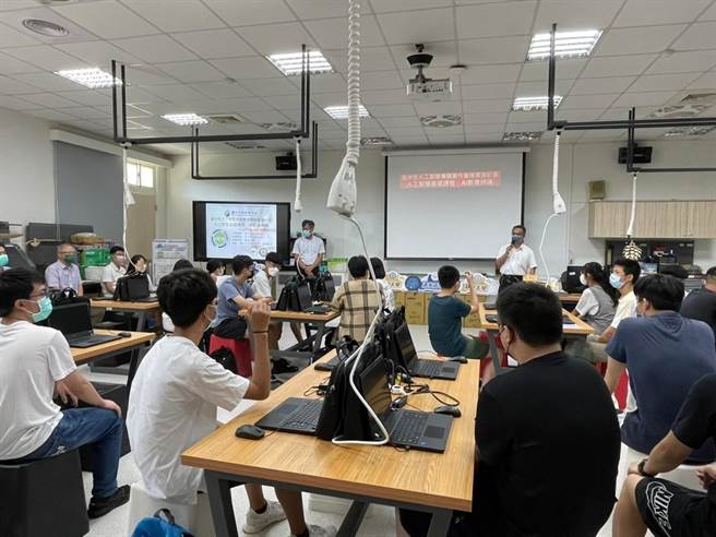 清水高中人工智慧专题实作营队「人工智慧基础课程：AI影像辨识活动」，日前于清水高中自造实验室举行，共30位高中职校学生参加。（台中市政府提供／张妍溱台中传真）