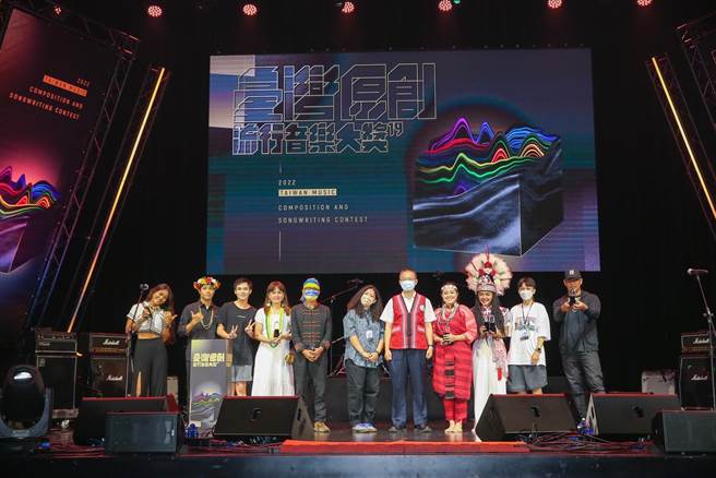 原住民族语组得奖人与颁奖嘉宾大合照。（新视纪整合行销提供）