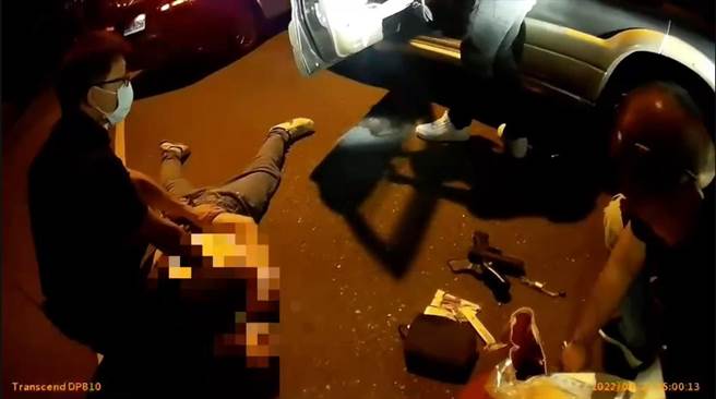 警方於張嫌座車內起獲作案用瓦斯槍 1把及吸食器1組。（宜蘭縣警局三星分局提供／吳佩蓉宜蘭傳真）