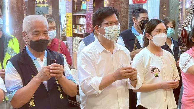 民进党新北市长参选人林佳龙前往三芝参拜。（吕健豪摄）
