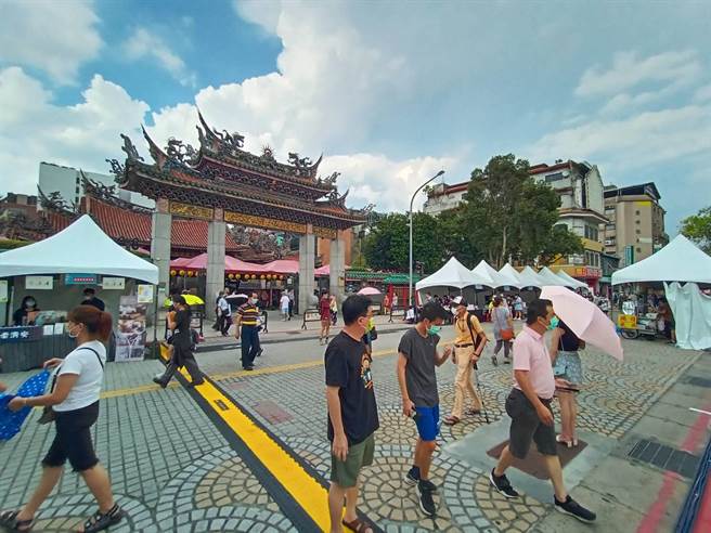 「大口吃萬華 • 美食祭」坐落在龍山寺兩側。（主辦提供）
