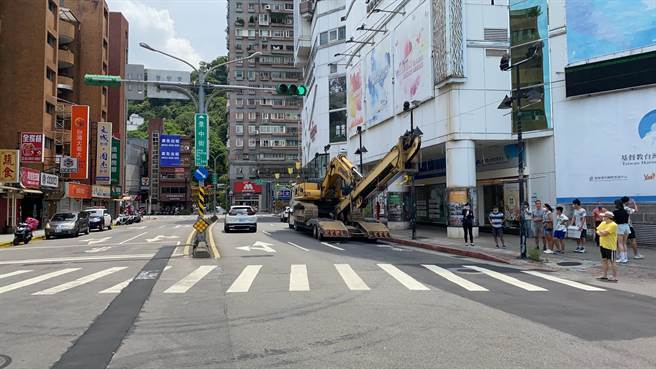 罗姓曳引车驾驶遭警方开出4500元罚单。（翻摄画面）