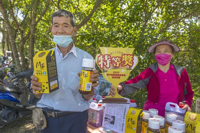 新竹县国产龙眼蜂蜜品质评鑑获特得奖的蜂农龙仁标说，今年受气候影响，蜂蜜减产超过3分之1以上，蜂农真的是看天吃饭。（罗浚滨摄