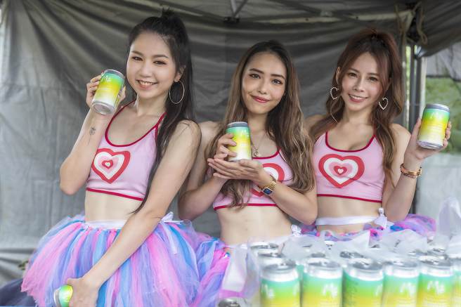 新竹县农会新开发的「蜂蜜柠檬气泡饮」，将能让消费者更方便快速使用国产优良的蜂蜜好产品。（罗浚滨摄）