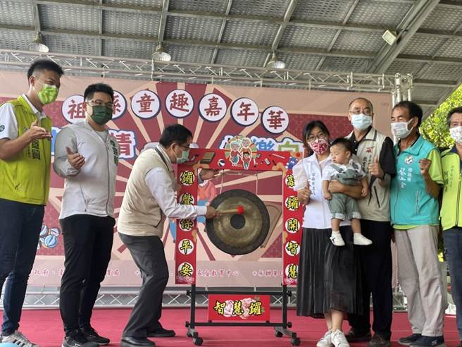 台南市长黄伟哲出席祖孙童趣嘉年华活动，现场敲响智慧平安锣。（李俊淇摄）