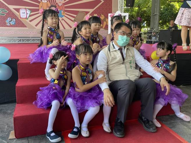 台南市长黄伟哲出席祖孙童趣嘉年华活动，并与小朋友开心合照。（李俊淇摄）