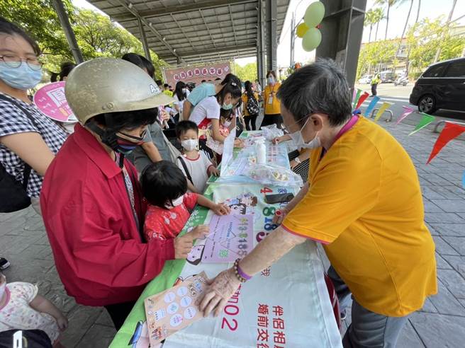 台南祖孙童趣嘉年华活动有许多闯关活动，吸引不少民眾参加。（李俊淇摄）