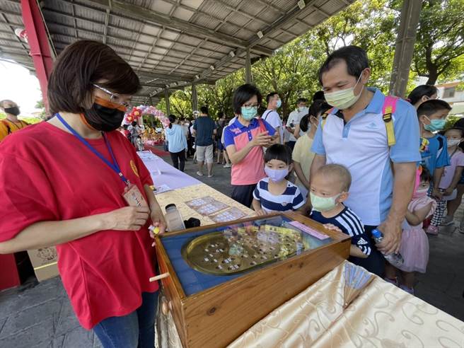 台南祖孙童趣嘉年华活动有许多闯关活动，吸引不少民眾参加。（李俊淇摄）