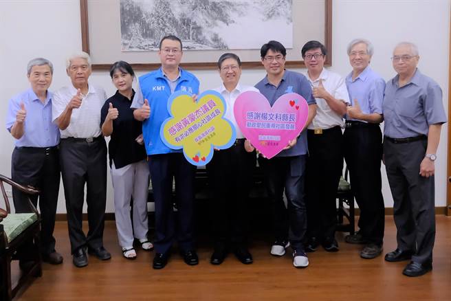 竹东镇放翁清境社区居民代表到县府，感谢县长杨文科（中）和县议员黄豪杰（中左）协助解决社区多年的困扰。（罗浚滨摄）