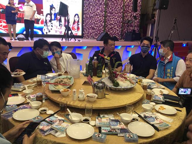 上午宣布参选的台北市副市长黄珊珊及国民党台北市长参选人蒋万安同桌，两人同框却零互动。（张芷瑜摄）