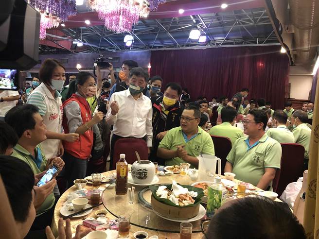 民进党台北市长参选人陈时中逐桌拚人气。（张芷瑜摄）