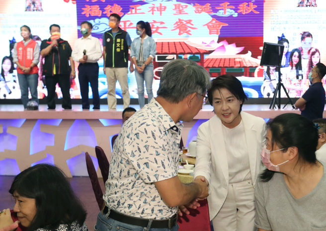 台北市长参选人黄珊珊（右）28日与民进党台北市长参选人陈时中（后排中）及国民党台北市长参选人蒋万安与同时出席滨江市场福德宫「福德正神圣诞千秋」平安餐会，陈时中上台致词时黄珊珊仍然在台下与现场的民眾热络的互动拜票。（郑任南摄）