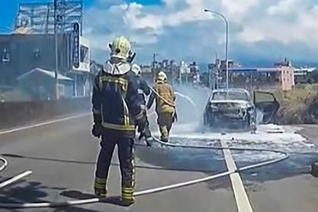 竹北市东兴路发生纳智捷轿车自燃火警，消防人员到场扑灭火势。（竹北分局提供／罗浚滨新竹传真）