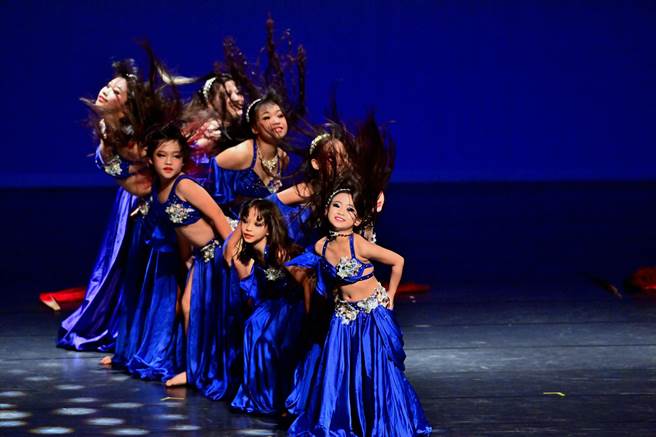 舞梦砂梦压轴演出，散发出美丽举热情，博得满堂彩。（庄哲权摄）
