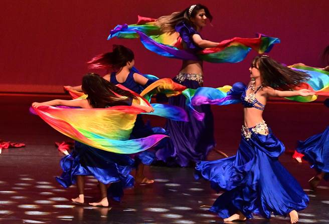 舞梦砂梦压轴演出，散发出美丽举热情，博得满堂彩。（庄哲权摄）