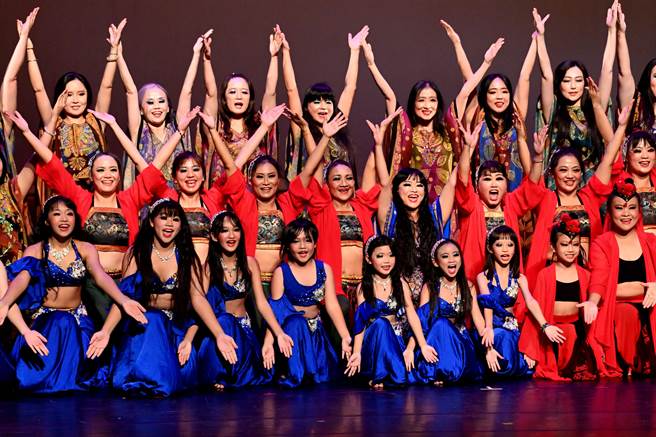 舞梦砂梦压轴演出，散发出美丽举热情，博得满堂彩。（庄哲权摄）